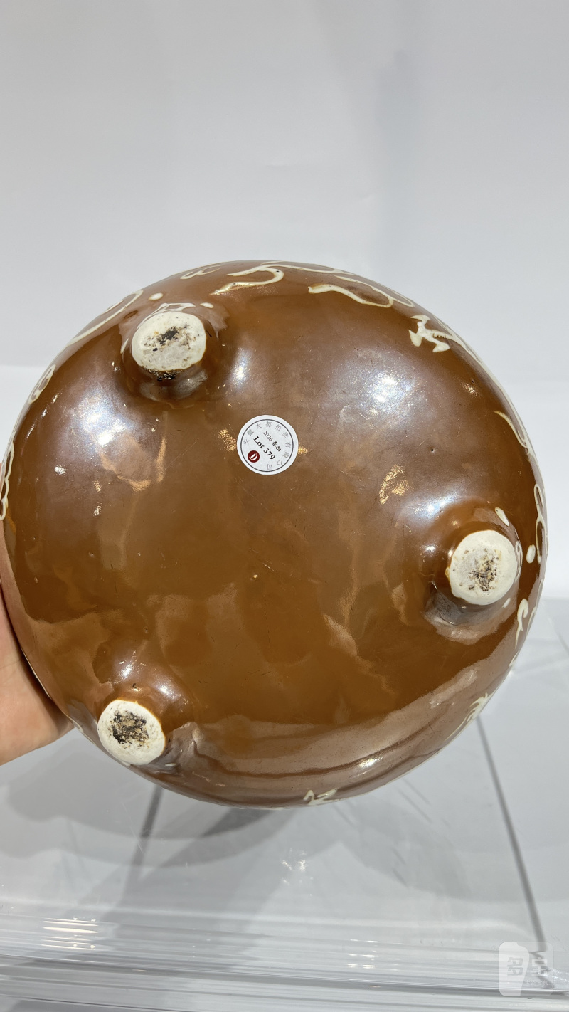 明 紫金釉双龙戏珠纹三足炉 - 图7